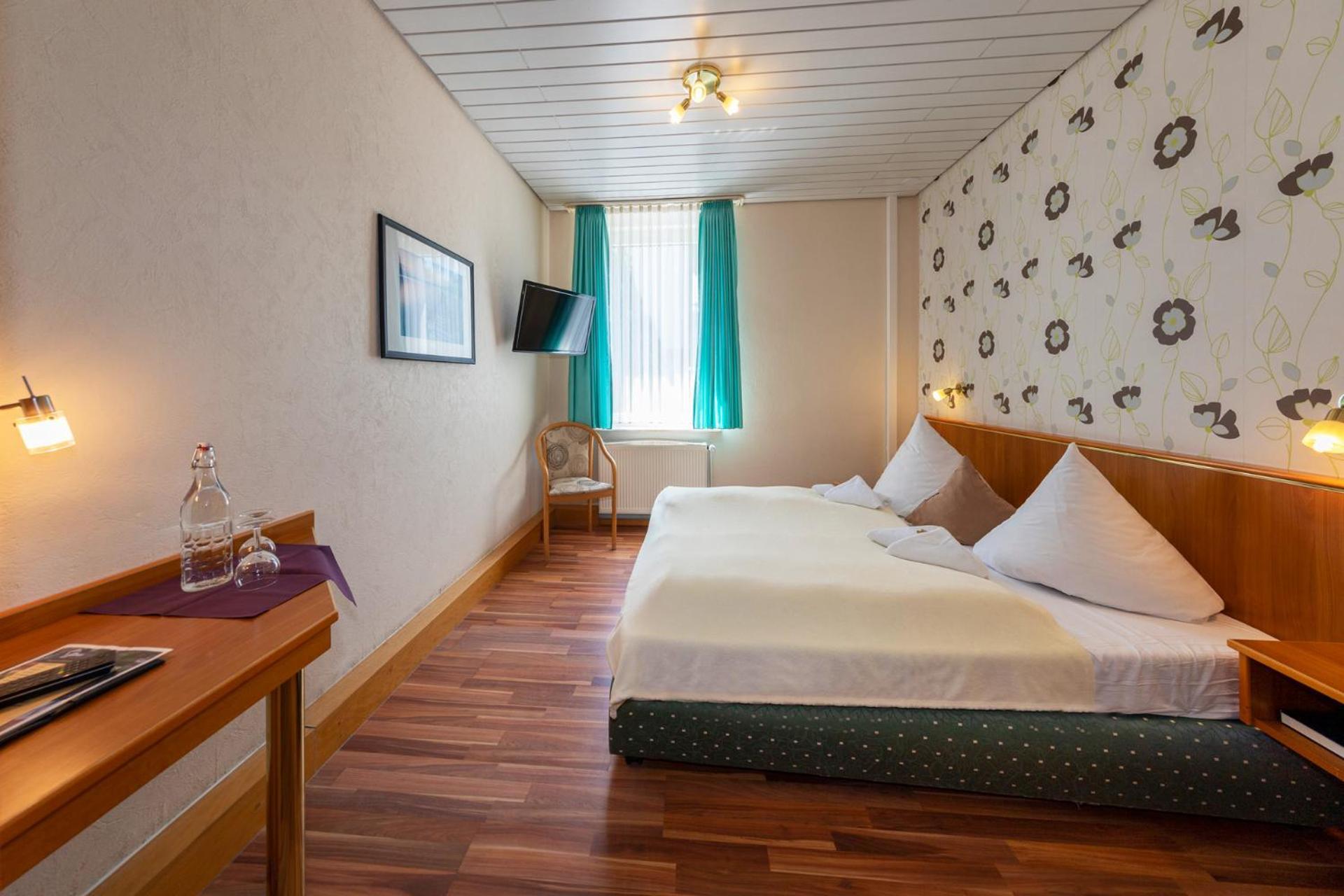 Landhotel Zum Niestetal Экстерьер фото